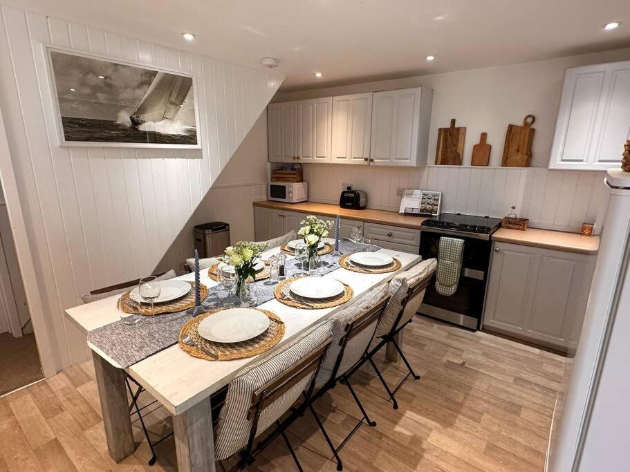 Stylish 3Br Cowes Cottage Close To The Waterfront Exterior photo