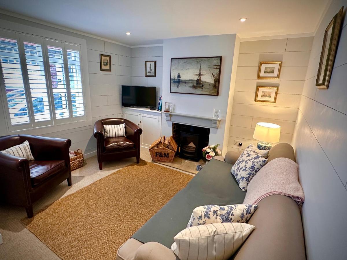 Stylish 3Br Cowes Cottage Close To The Waterfront Exterior photo